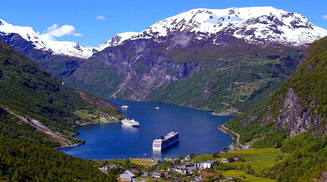 Foto: Norwegen Fjordlandschaft mit verschneiten Bergen