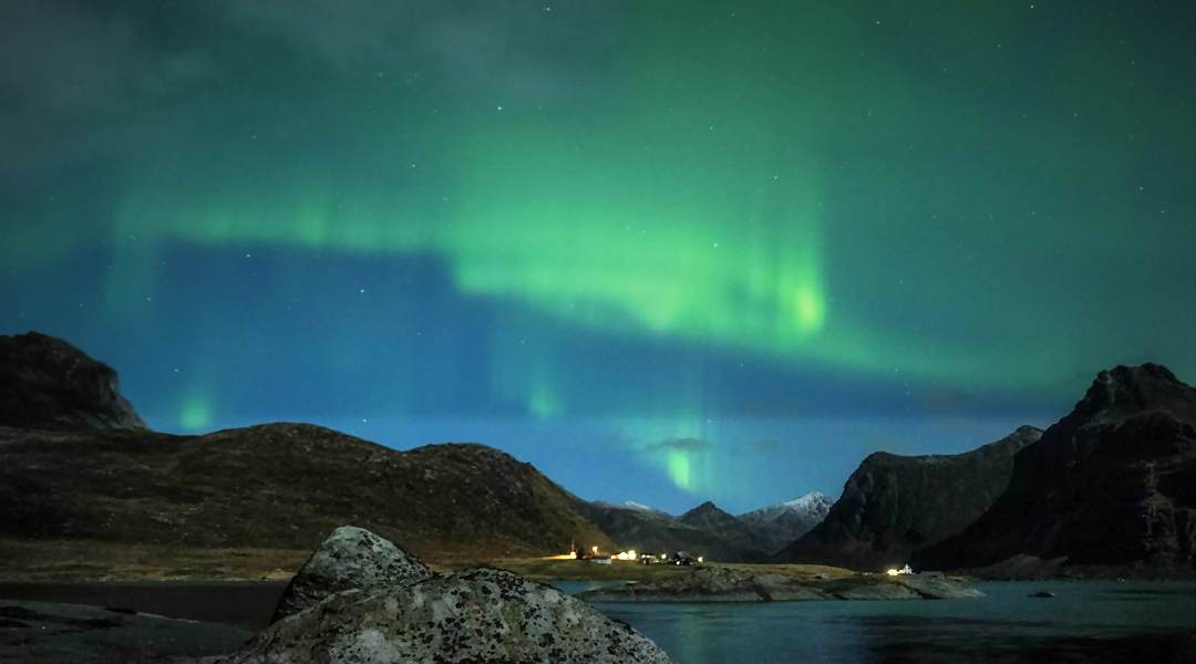 Foto: Nordmeer Kreuzfahrten: Lofoten mit Nordlicht