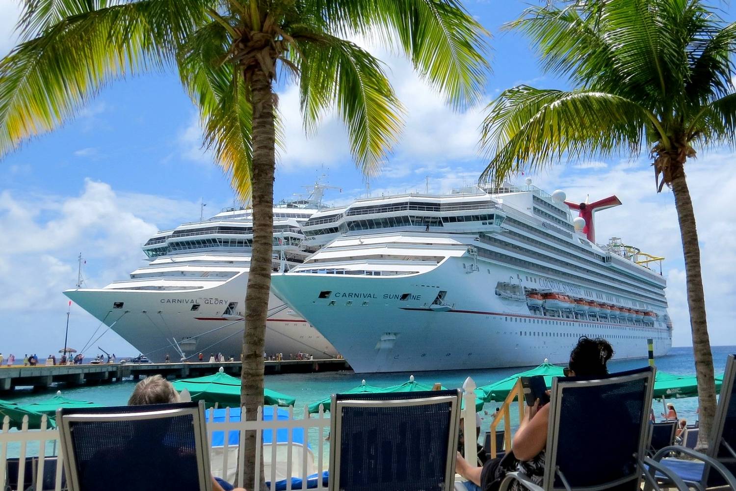 Foto: Kreuzfahrtschiffe Carnival Glory und Carnival Sunshine