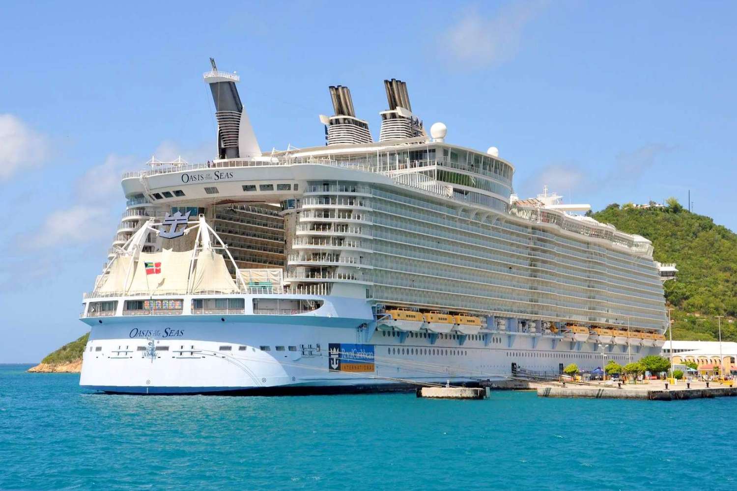 Foto: Kreuzfahrtschiff Oasis Of Seas der Reederei Royal Caribbean International beim Landgang in Rhodos