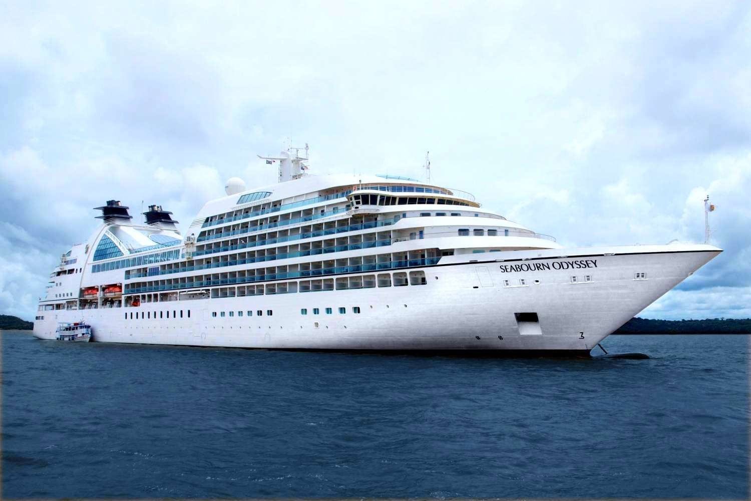 Foto: Kreuzfahrtschiff Seabourn Odyssey bei der Atlantikroute ab Hamburg im Amazonas Fluss in Sdamerika