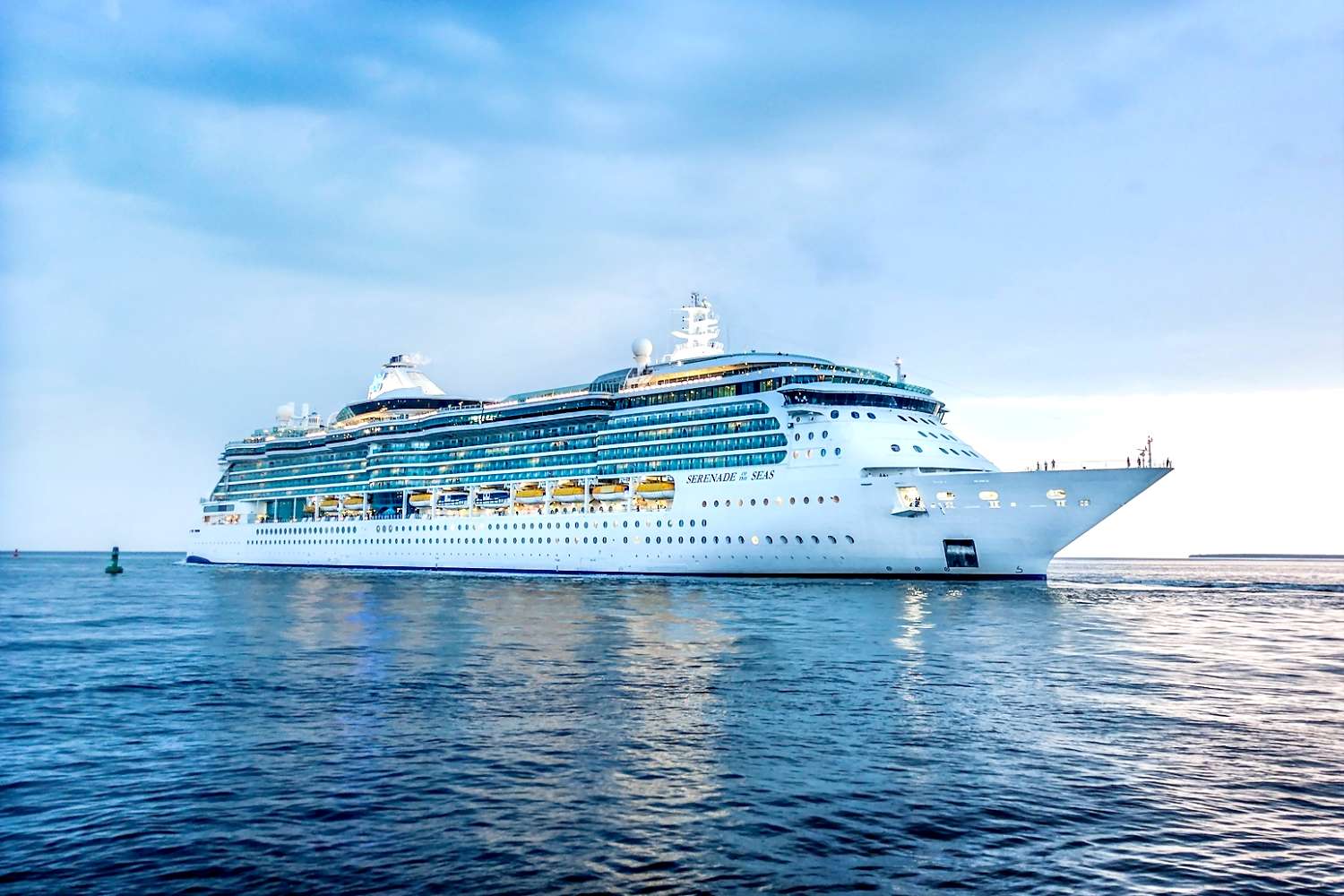 Foto: Kreuzfahrtschiff Serenade of the Seas bei der Abreise in Bremerhaven