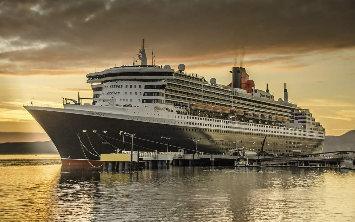 Foto: Kreuzfahrtschiff Queen Mary-2 bei der Atlantikroute Hamburg - New-York