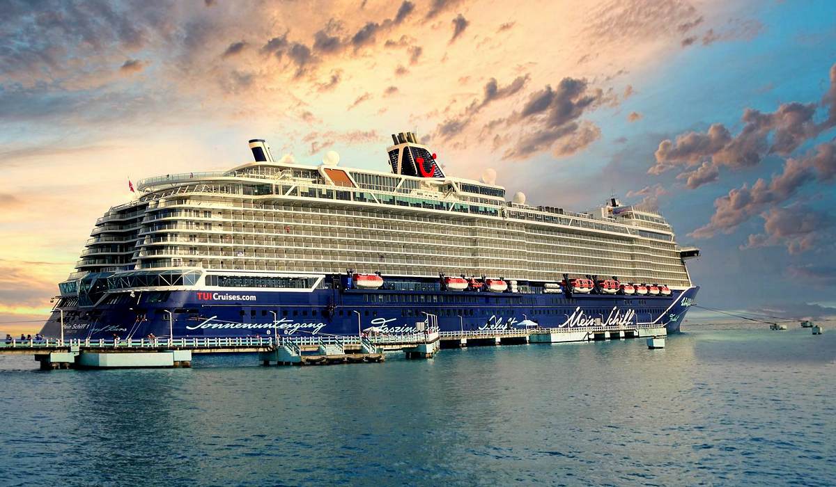 Foto: TUI Cruises Mein-Schiff-4 auf Kreuzfahrt in der Karibik