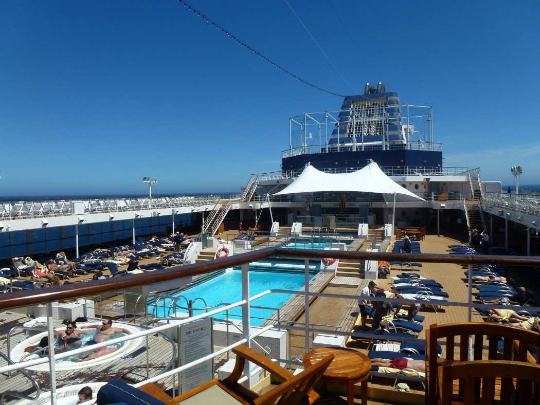 Foto: Kreuzfahrtschiff Oberdeck (Sonnendeck mit Pool)